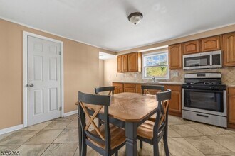 487 Valley Rd in West Orange, NJ - Building Photo - Building Photo