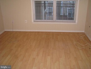 3820 Lightfoot St-Unit -316 in Chantilly, VA - Foto de edificio - Building Photo