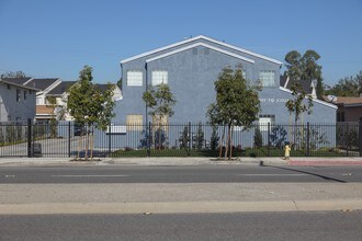 Leffingwell Townhouse Apartments in Whittier, CA - Foto de edificio - Building Photo