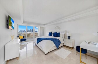 1717 N Bayshore Dr in Miami, FL - Building Photo - Building Photo