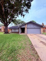 15310 Beechnut St in Houston, TX - Building Photo