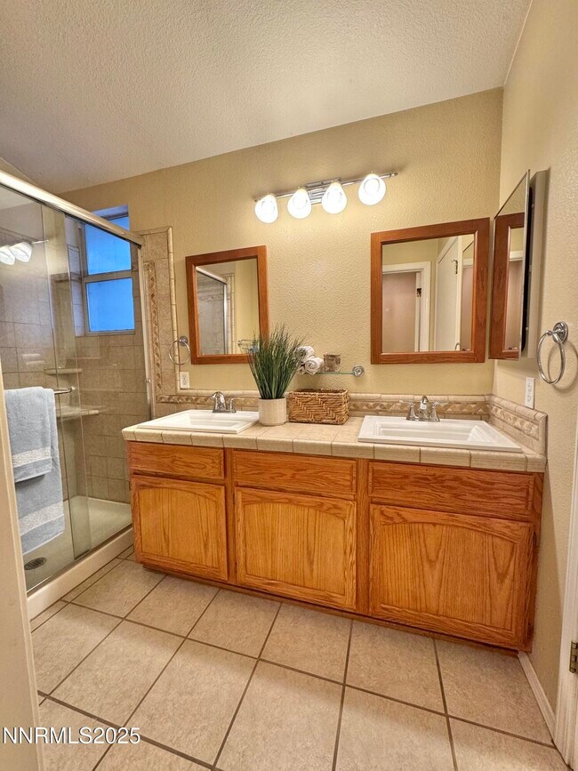 923 Edgecliff Dr in Reno, NV - Building Photo - Building Photo