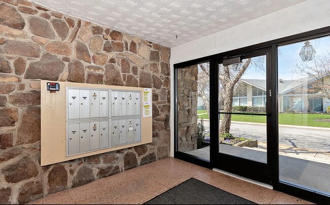 8828 N Leslie Ln in Des Plaines, IL - Building Photo - Building Photo
