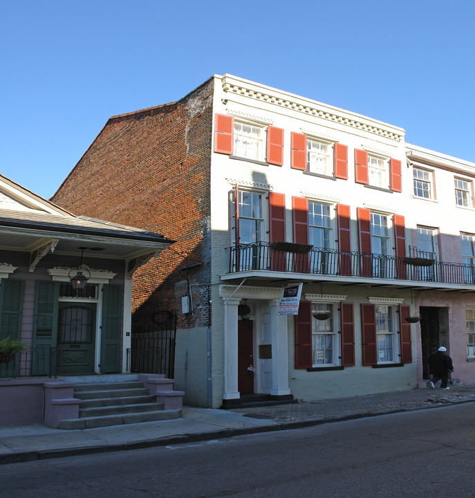 827 Burgundy St in New Orleans, LA - Foto de edificio