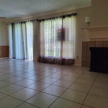 8469 Sands Point Dr in Houston, TX - Building Photo - Building Photo