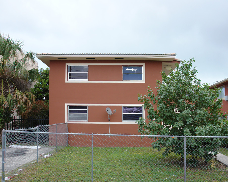 75 NW 17th Pl in Miami, FL - Building Photo