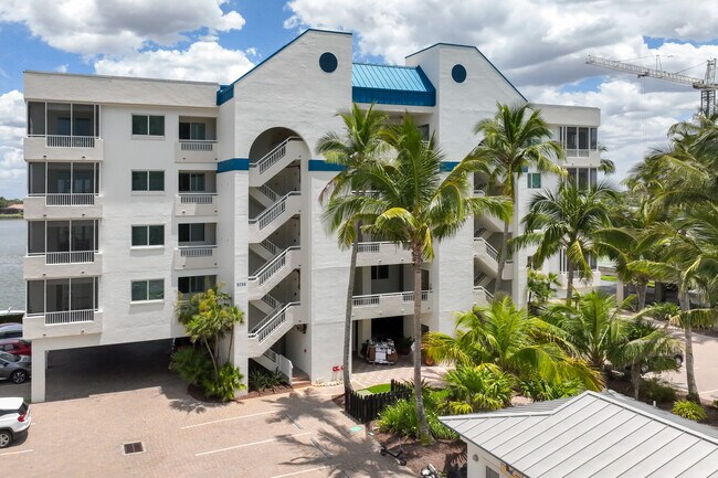 Vanderbilt Condos in Naples, FL - Building Photo - Building Photo