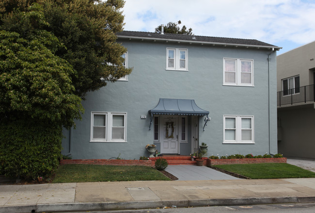 1206 Capuchino Ave in Burlingame, CA - Building Photo - Building Photo