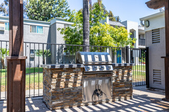 Carroll Apartments in San Diego, CA - Foto de edificio - Building Photo