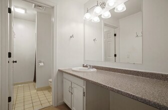 24 South St, Unit 2b 2b Medford Square Apt in Medford, MA - Building Photo - Building Photo
