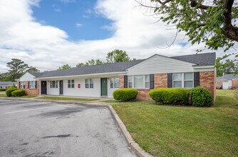 Lauradale in Jacksonville, NC - Foto de edificio - Building Photo