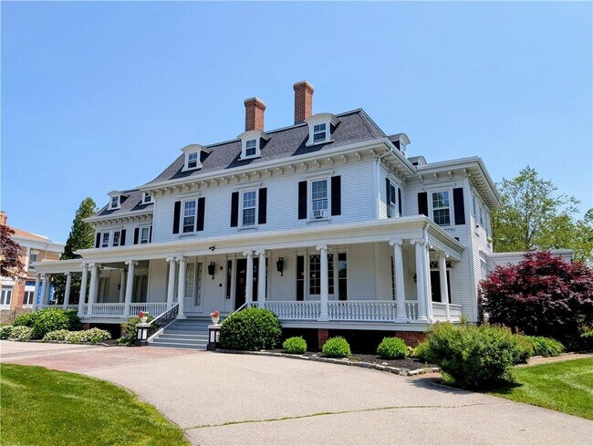412 Bellevue Ave in Newport, RI - Building Photo - Building Photo