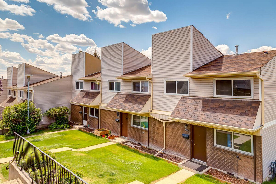 South Ridge Townhomes in Edmonton, AB - Building Photo