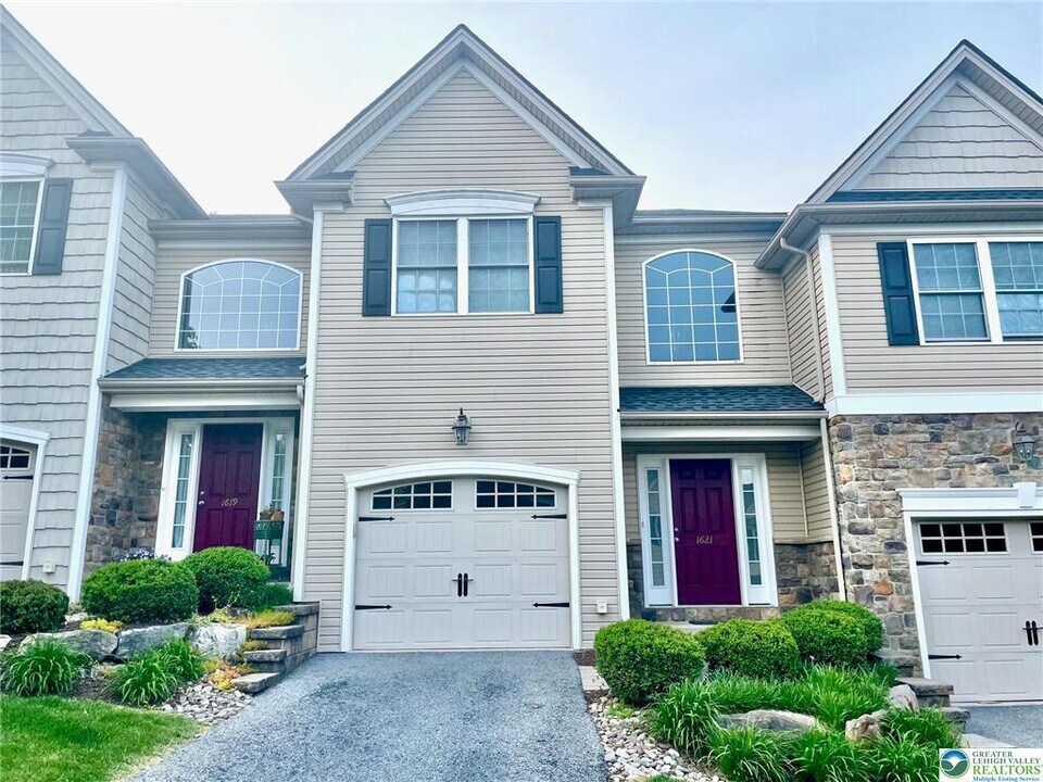 1621 Finches Garden Rd in Bethlehem, PA - Building Photo