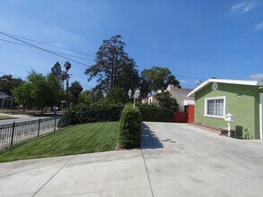627 E Woodbury Rd in Altadena, CA - Building Photo - Building Photo