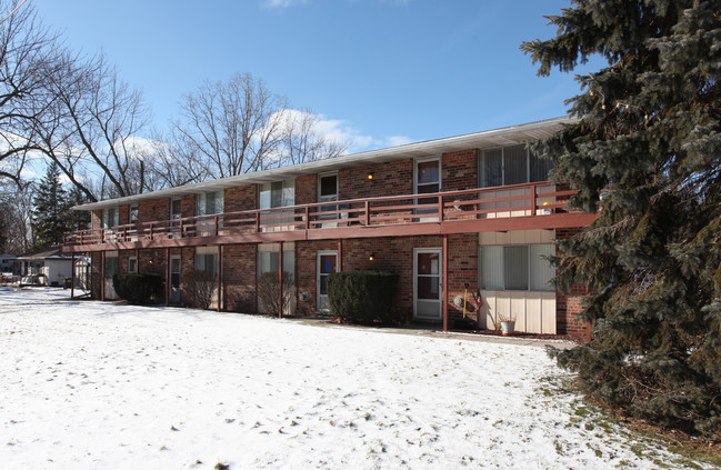 Lake Drive Apartments in Haslett, MI - Building Photo - Building Photo