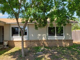 1477 Hampton Way in Clovis, CA - Building Photo