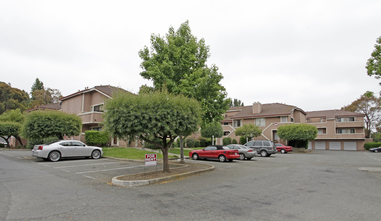 Redwood village condominiums in Vallejo, CA - Building Photo