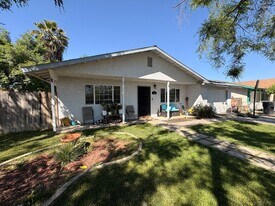 1068 Milpas St in Hanford, CA - Building Photo