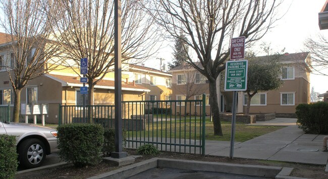 3257 Norwood Ave in Sacramento, CA - Foto de edificio - Building Photo