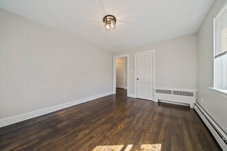 18 Bacon St in Waltham, MA - Foto de edificio - Building Photo