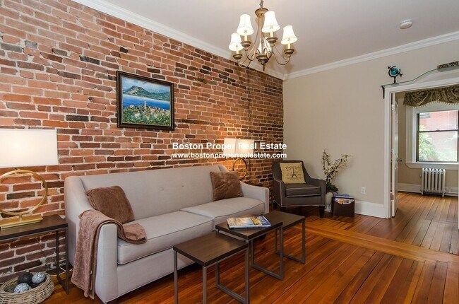 33 Myrtle St, Unit 3 in Boston, MA - Building Photo - Building Photo