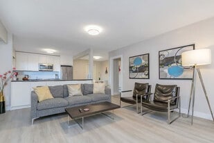 2050 27th St in West Vancouver, BC - Building Photo