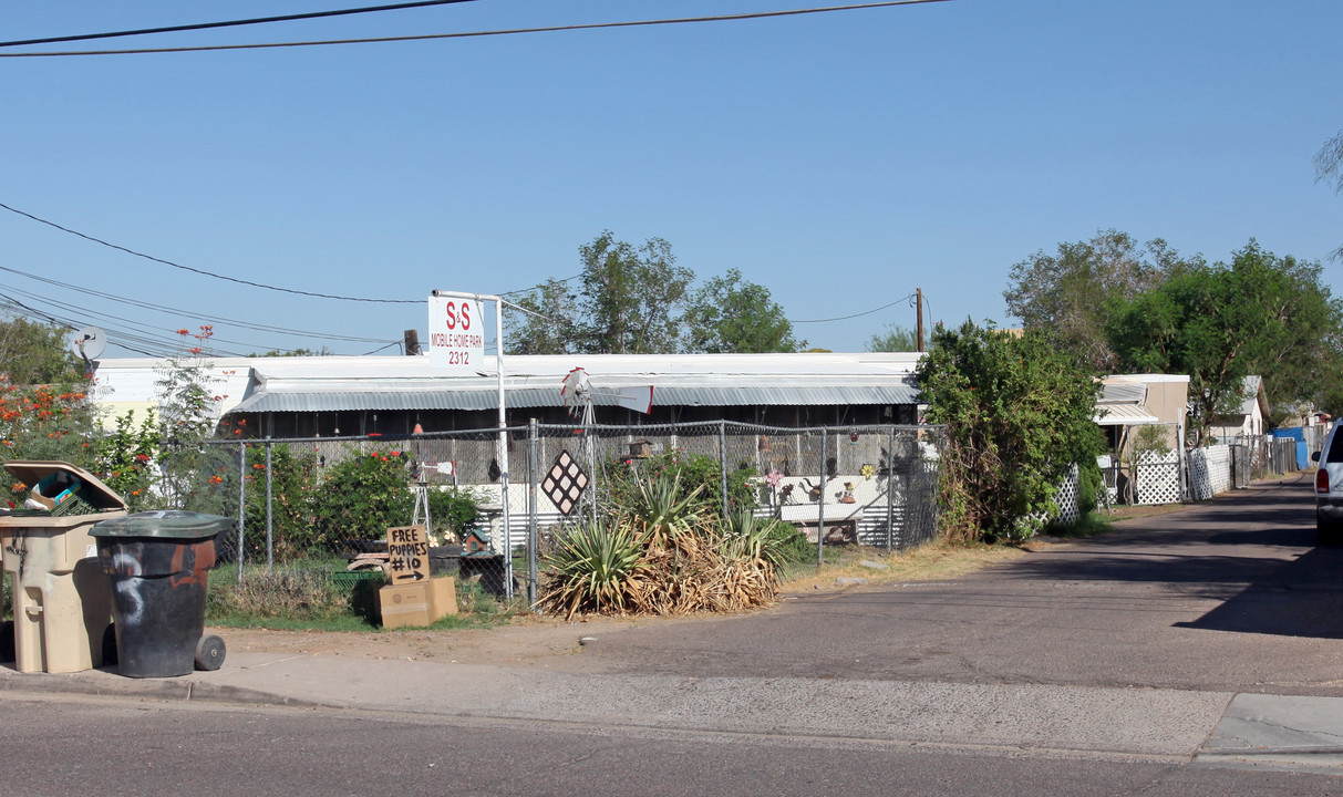 S & S Mobile Home Park-25 Spaces in Phoenix, AZ - Foto de edificio