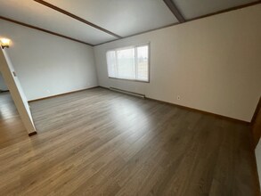 124 Cherry Ave, Unit 4 in Francis Creek, WI - Foto de edificio - Building Photo