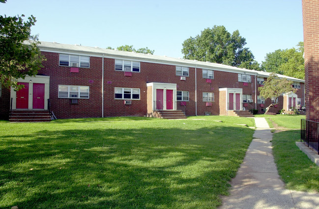 Park Brook Gardens in Middlesex, NJ - Building Photo - Building Photo