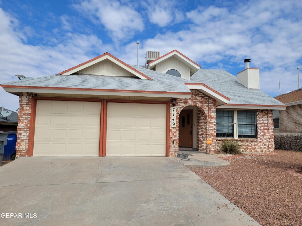 7149 Golden Hawk Dr in El Paso, TX - Building Photo
