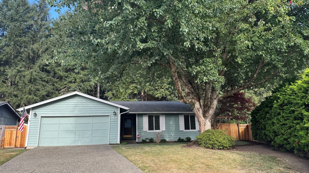 4400 Royal Ct in Carnation, WA - Building Photo
