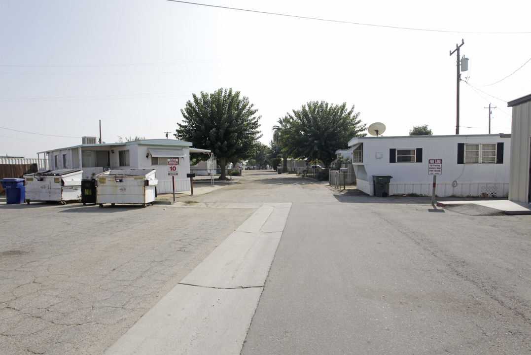 2420 Wedding Ln in Bakersfield, CA - Building Photo