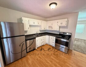1421 Osage Trail St in Independence, MO - Foto de edificio - Building Photo