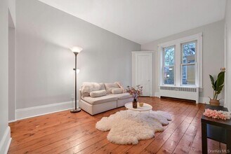 64 S Broadway in Nyack, NY - Foto de edificio - Building Photo