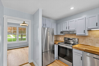 54 Rope Ferry Rd in Waterford, CT - Building Photo - Building Photo