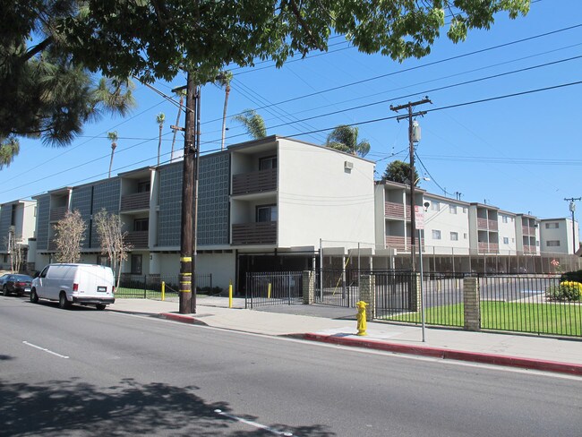 8700 Rosecrans Ave in Paramount, CA - Building Photo - Building Photo