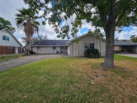 5526 Whispering Creek Way in Houston, TX - Building Photo