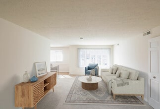 Village at Mayfield in Mayfield, OH - Foto de edificio - Building Photo