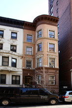 9 W 70th St in New York, NY - Building Photo - Building Photo