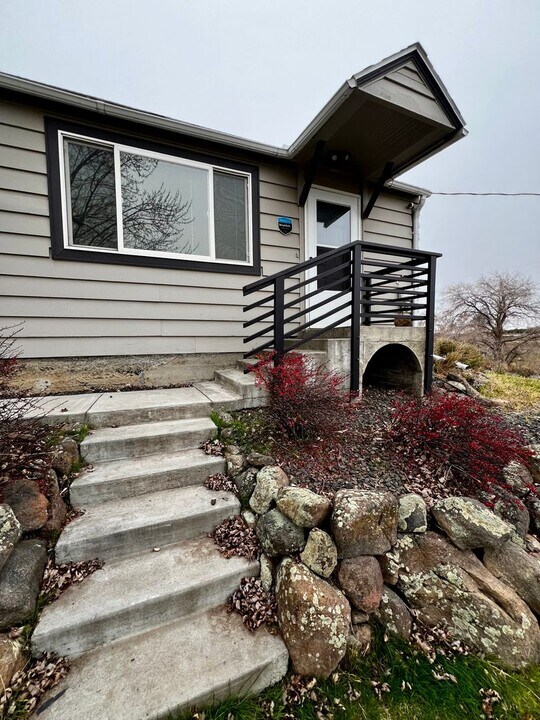 261 Wilcox Rd in Tieton, WA - Building Photo