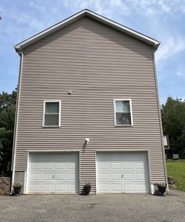 237 Green Ave in Belchertown, MA - Building Photo - Building Photo