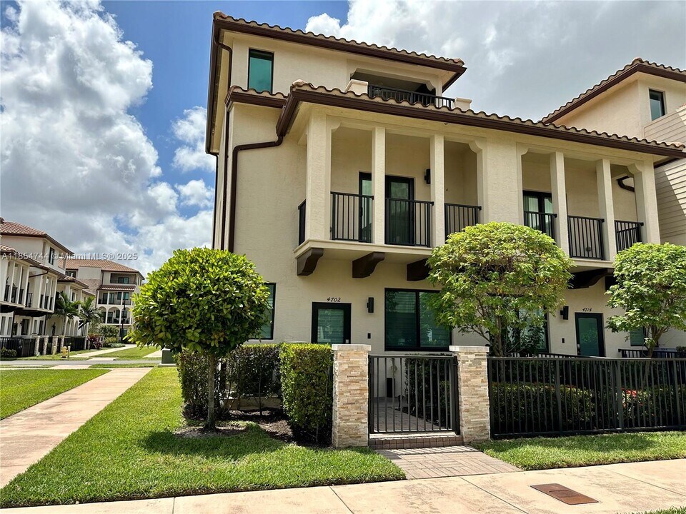 4702 NW 83rd Path in Doral, FL - Building Photo