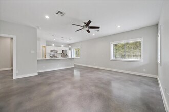 1425 Oak Hollow Dr in Dickinson, TX - Building Photo - Building Photo