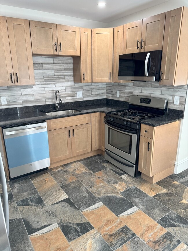 38 Willow Ave, Unit Top