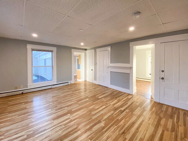 181 Main St, Unit 2 in Athol, MA - Foto de edificio - Building Photo