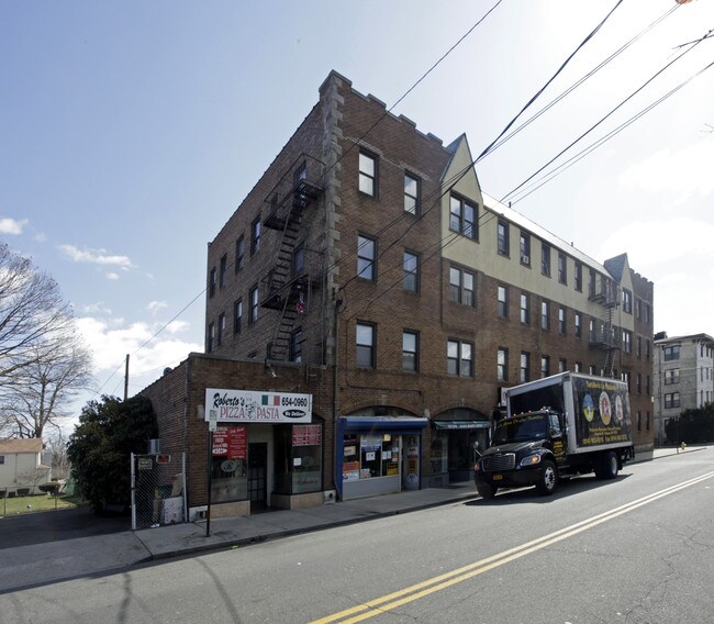 Elm Court in New Rochelle, NY - Foto de edificio - Building Photo