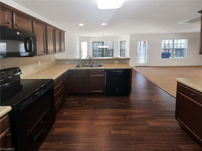 2102 Longburn Dr in Kernersville, NC - Building Photo - Building Photo