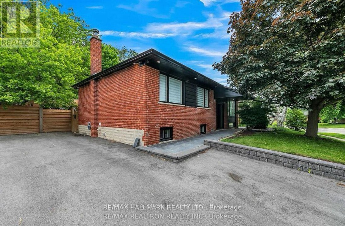 73 Wilstead Dr in Newmarket, ON - Building Photo