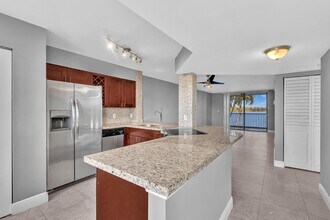 118 Lake Emerald Dr in Oakland Park, FL - Building Photo - Building Photo